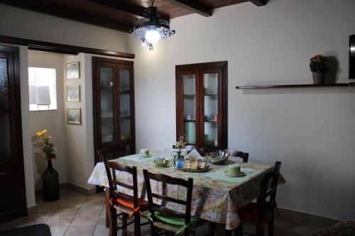 una sala da pranzo con tavolo, sedie e tavolo di La Dimora del Passato B&B a Castellone