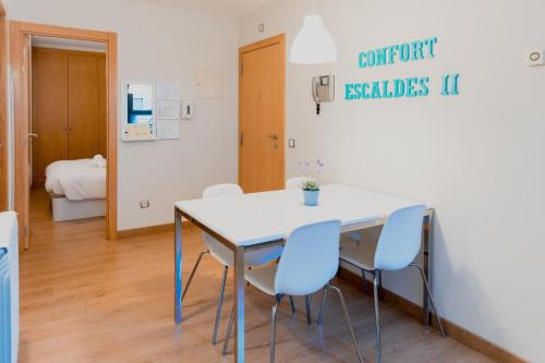 - une salle à manger avec une table et des chaises dans l'établissement Confort Escaldes HUT 5003 - HUT 7755, à Andorre-la-Vieille