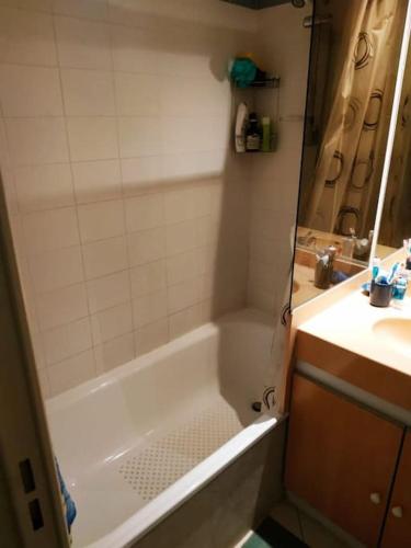 une salle de bain avec une baignoire blanche et un lavabo dans l'établissement 2 bedroom apartment with large terrace, à Théoule-sur-Mer