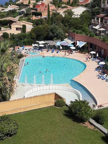 Elle offre une vue sur la grande piscine. dans l'établissement 2 bedroom apartment with large terrace, à Théoule-sur-Mer