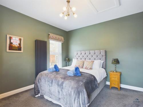 ein Schlafzimmer mit einem großen Bett mit blauen Handtüchern darauf in der Unterkunft Seaside Cottage, Moments from Ryde's Golden Sands, Sleeps 4 in Ryde