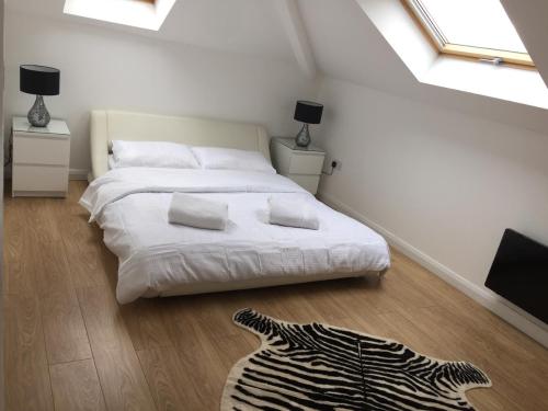 - une chambre avec un lit blanc et un tapis zébré dans l'établissement Grosvenor house, à Cardiff