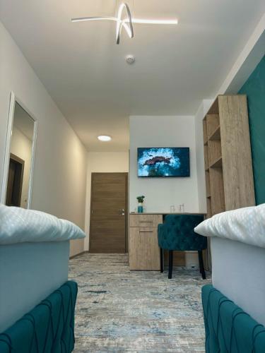 トラヴニクにあるHotel Residence Travnikのベッド2台と机があるホテルの部屋