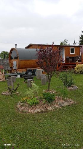 a house with a trailer and a tree in a yard at Maringotka Na horním konci in Údavy
