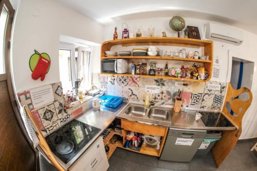 uma pequena cozinha com um balcão e um lavatório em White Rabbit Hostel em Hvar