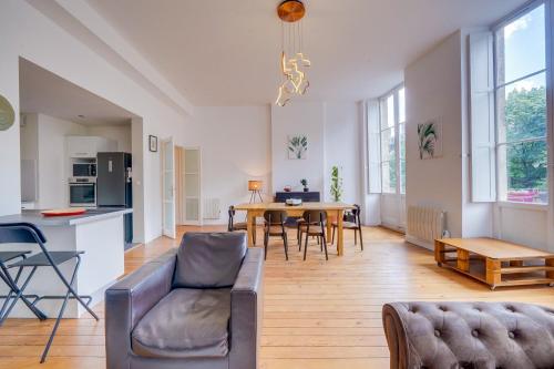 un salon avec un canapé et une table dans l'établissement L'Eclat Bordelais - Appt au coeur de Bordeaux, à Bordeaux