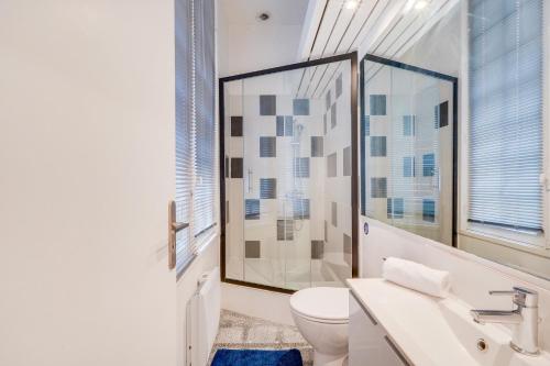 une salle de bain blanche avec des toilettes et un lavabo dans l'établissement L'Eclat Bordelais - Appt au coeur de Bordeaux, à Bordeaux