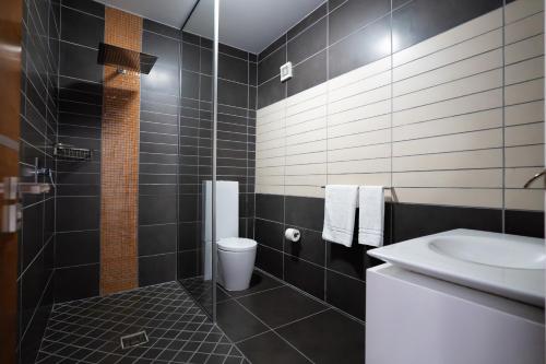 La salle de bains est pourvue de toilettes et d'un lavabo. dans l'établissement Rent Private Villa 011, à Protaras