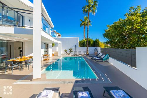 Bazén v ubytování Villa Dunamoon by Abahana Villas nebo v jeho okolí