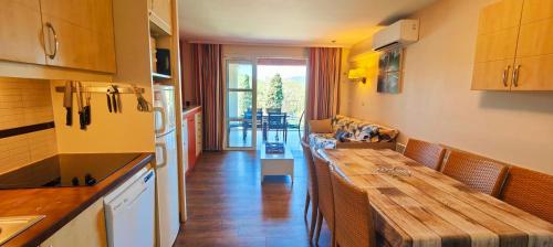 une cuisine avec une table en bois au milieu dans l'établissement Beautiful apt with AC and swimming pool, à Saint-Raphaël