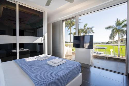 - une chambre avec un lit et une grande fenêtre dans l'établissement Rent Private Villa 011, à Protaras