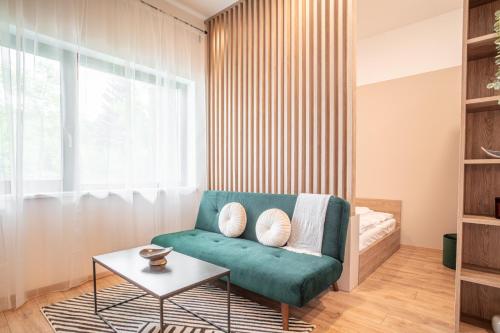 En eller flere senge i et værelse på Patronka Apartments - Stylish apartment with a divided sleeping area