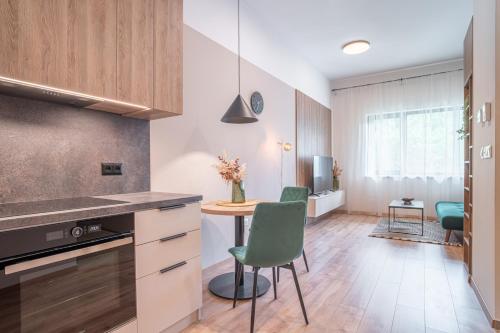 Køkken eller tekøkken på Patronka Apartments - Stylish apartment with a divided sleeping area