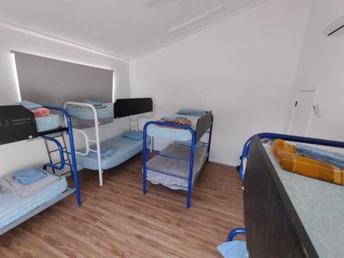 Postel nebo postele na pokoji v ubytování Kalbarri Backpackers Hostel