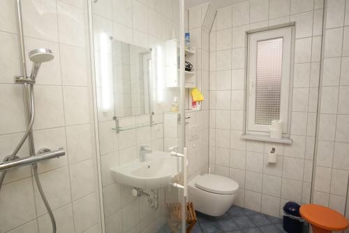 Klein GelmにあるFeWo am Wald FeWo 01 - Terrasse, Gartennutzung, Saunaのトイレと洗面台を備えた白いバスルーム