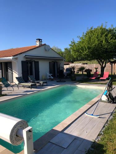 une piscine devant une maison dans l'établissement La Pépinière, à Saint-Sulpice-et-Cameyrac