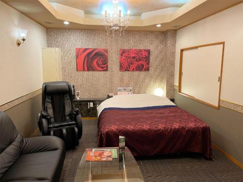 東京にあるRestay lagoonのベッド、ソファ、テーブルが備わる客室です。