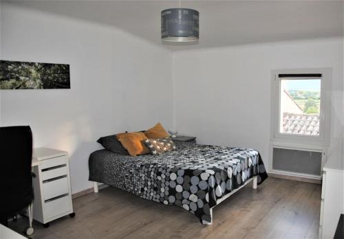 une chambre avec un lit, un bureau et une fenêtre dans l'établissement Maison de village dans Luberon avec piscine privée, à Villelaure