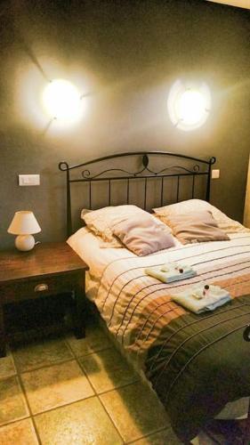 une chambre avec un lit et une table avec une lampe dans l'établissement Gite La coulée douce, à Lorgues
