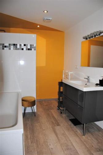 une salle de bain avec un lavabo, des toilettes et une douche dans l'établissement Maison de village dans Luberon avec piscine privée, à Villelaure