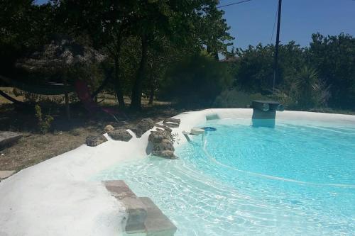 - une piscine dans une cour d'eau bleue dans l'établissement Gite La coulée douce, à Lorgues