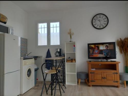 Photo de la galerie de l'établissement Studio 20 M2 avec piscine et terrasse, à Péret