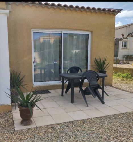 Photo de la galerie de l'établissement Studio 20 M2 avec piscine et terrasse, à Péret