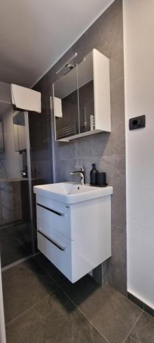 Naia Apartmentsにあるキッチンまたは簡易キッチン