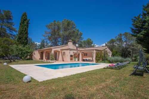 une maison avec une piscine dans une cour dans l'établissement Maison - La Lieutenante, à Puget-sur Argens