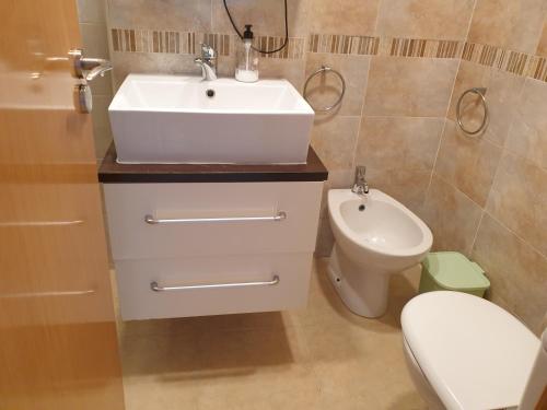 Un baño con lavabo e inodoro en Holidaytorremar-72-MED022, en El Borseral