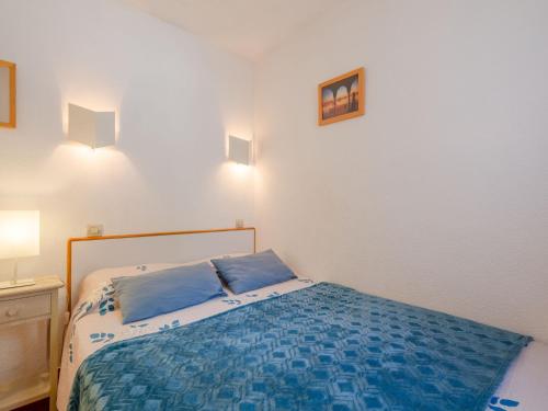 une petite chambre avec un lit avec des draps bleus dans l'établissement Apartment Les Coteaux de la Nartelle-13 by Interhome, à Sainte-Maxime