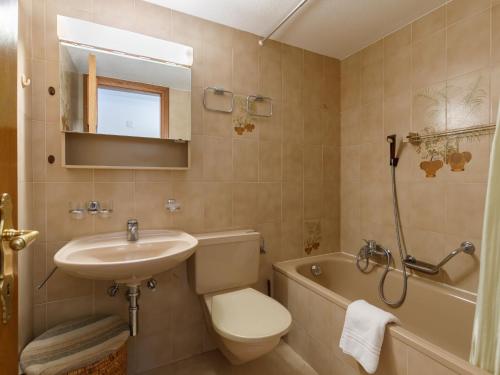 Ένα μπάνιο στο Apartment Residenza Chesa Margun 59-4 by Interhome