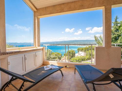 un balcon avec deux chaises et une vue sur l'océan dans l'établissement Holiday Home Les Cèdres by Interhome, à La Madrague