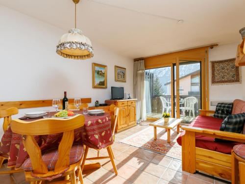 TV a/nebo společenská místnost v ubytování Apartment Apt-17 by Interhome