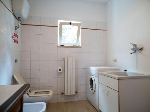 Ένα μπάνιο στο Holiday Home Breda by Interhome