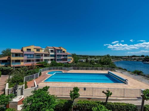 une image d'une piscine dans un complexe hôtelier dans l'établissement Apartment Les Barcarelles by Interhome, au Barcarès