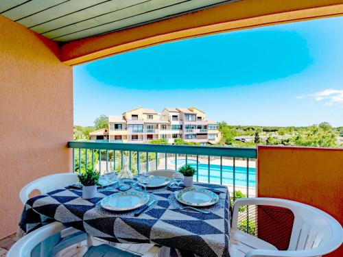 une table et des chaises sur un balcon avec vue dans l'établissement Apartment Les Barcarelles by Interhome, au Barcarès