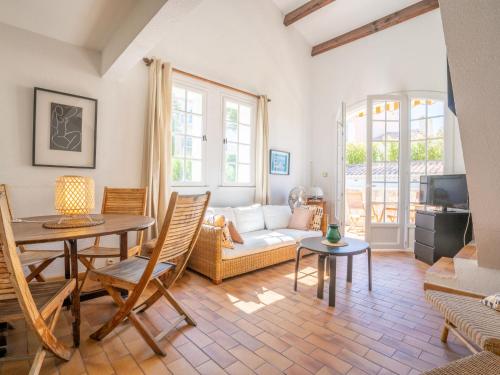 un salon avec un canapé et une table dans l'établissement Apartment Hameau la Madrague-11 by Interhome, à La Madrague