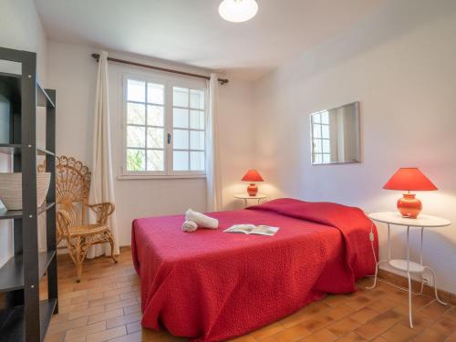 une chambre avec un lit avec une couverture rouge dans l'établissement Apartment Hameau la Madrague-11 by Interhome, à La Madrague