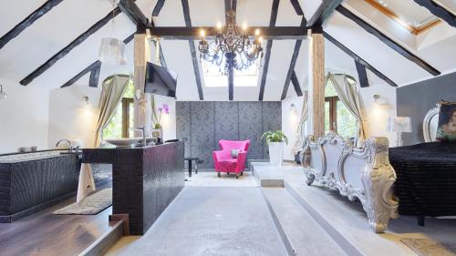 Televisyen dan/atau pusat hiburan di Relax in Style Boutique Villa