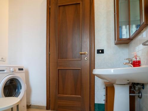 Ένα μπάνιο στο Holiday Home Breda by Interhome