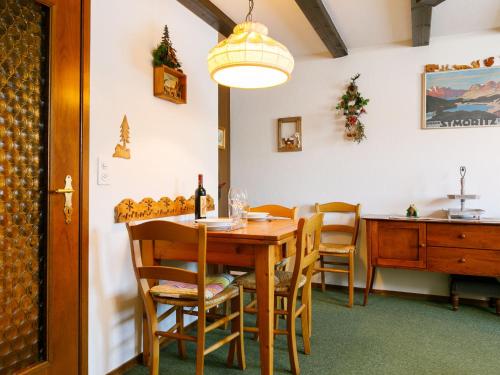Un comedor con mesa y sillas de madera. en Apartment Residenza Chesa Margun 13-5 by Interhome, en Surlej