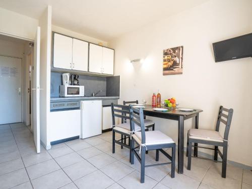 Η κουζίνα ή μικρή κουζίνα στο Apartment Les Aigues Marines-1 by Interhome