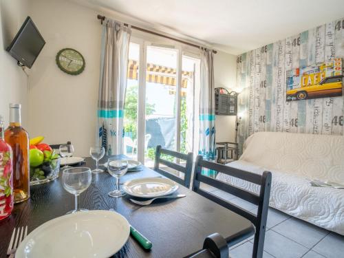 Μια τηλεόραση ή/και κέντρο ψυχαγωγίας στο Apartment Les Aigues Marines-1 by Interhome