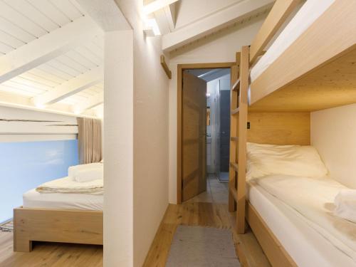 Ένα ή περισσότερα κρεβάτια σε δωμάτιο στο Apartment Residenza Chesa Margun 36-3 by Interhome