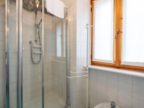 Bilik mandi di Holiday Home Jouvenceaux by Interhome