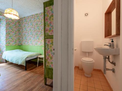 Bilik mandi di Holiday Home Jouvenceaux by Interhome