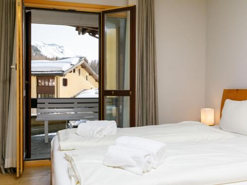 Ένα ή περισσότερα κρεβάτια σε δωμάτιο στο Apartment Residenza Chesa Margun 56-3 by Interhome