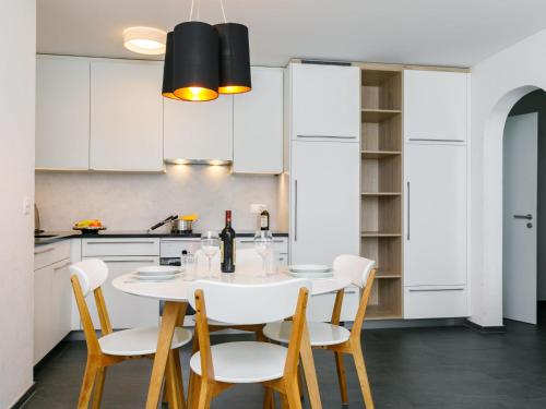 Η κουζίνα ή μικρή κουζίνα στο Apartment Residenza Chesa Margun 33-2 by Interhome