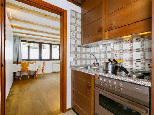 Kuchyň nebo kuchyňský kout v ubytování Apartment Residenza Chesa Margun 34-1 by Interhome